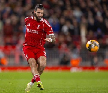 Kaiyun登录页面-索博任意球破僵局，萨拉赫回归铁卫造乌龙，利物浦3-0完胜马赛