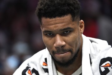 开云会员登录-无心恋战？字母哥最后时刻伤退&amp;8中4拿到22分13板7助 罚球16中14